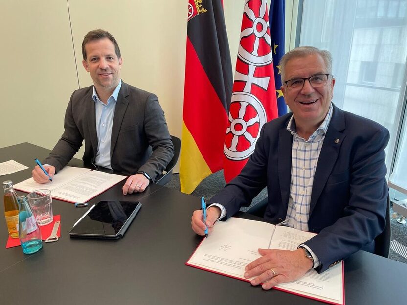 Vereinbarung zwischen Oberbürgermeister Nino Haase und MCV-Präsident Hansgeorg Schönig über Maßnahmen zur Abfallvermeidung und zur nachhaltigeren und abfallärmeren Gestaltung des Rosenmontagszuges. Die bereits seit Jahren bestehenden Maßnahmen wurden jetzt erweitert.